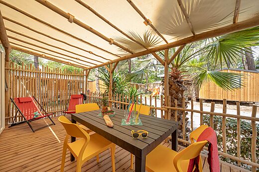 Gemeubileerd terras van stacaravan op camping CLICOCHIC Texas in Argelès sur Mer.