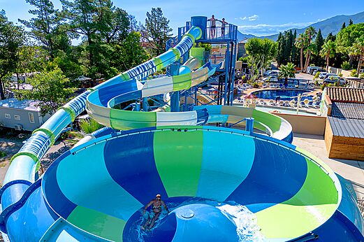 Gigantische waterglijbanen en zwembad op camping CLICOCHIC Texas, Argel�s sur Mer (66).
