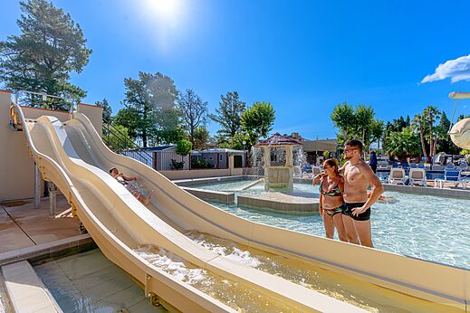 Waterglijbaan en buitenzwembad op camping CLICOCHIC Texas in Argelès sur Mer (66).