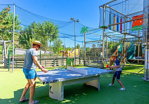 Tafeltennis en overdekte speelruimte op camping CLICOCHIC Texas in Argelès.