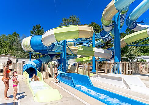Kleurrijke waterglijbanen en kinderen op camping CLICOCHIC Texas in Argelès sur Mer (66).