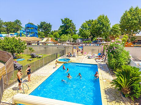 Buitenzwembad, reuzenglijbanen en jacuzzi op camping CLICOCHIC Texas, Argel�s (66).