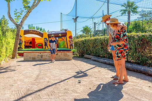 Jeu de boules baan en opblaasstructuur op camping CLICOCHIC Texas in Argelès sur Mer (66).