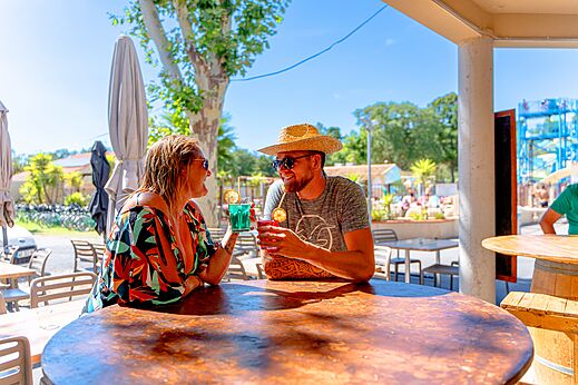 Koppel met cocktails aan de bar van camping CLICOCHIC Texas in Argelès sur Mer.