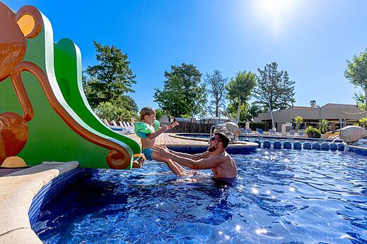 Buitenzwembad met glijbaan en waterspellen op camping CLICOCHIC Texas in Argel�s sur Mer (66).