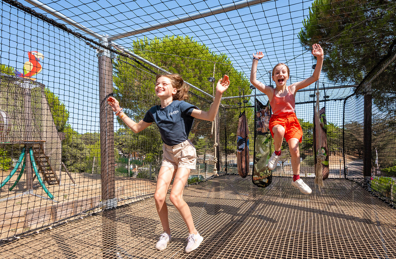Grote net trampoline voor kinderen op camping CLICOCHIC Plage des Tonnelles in Saint-Jean-de-Monts (85).