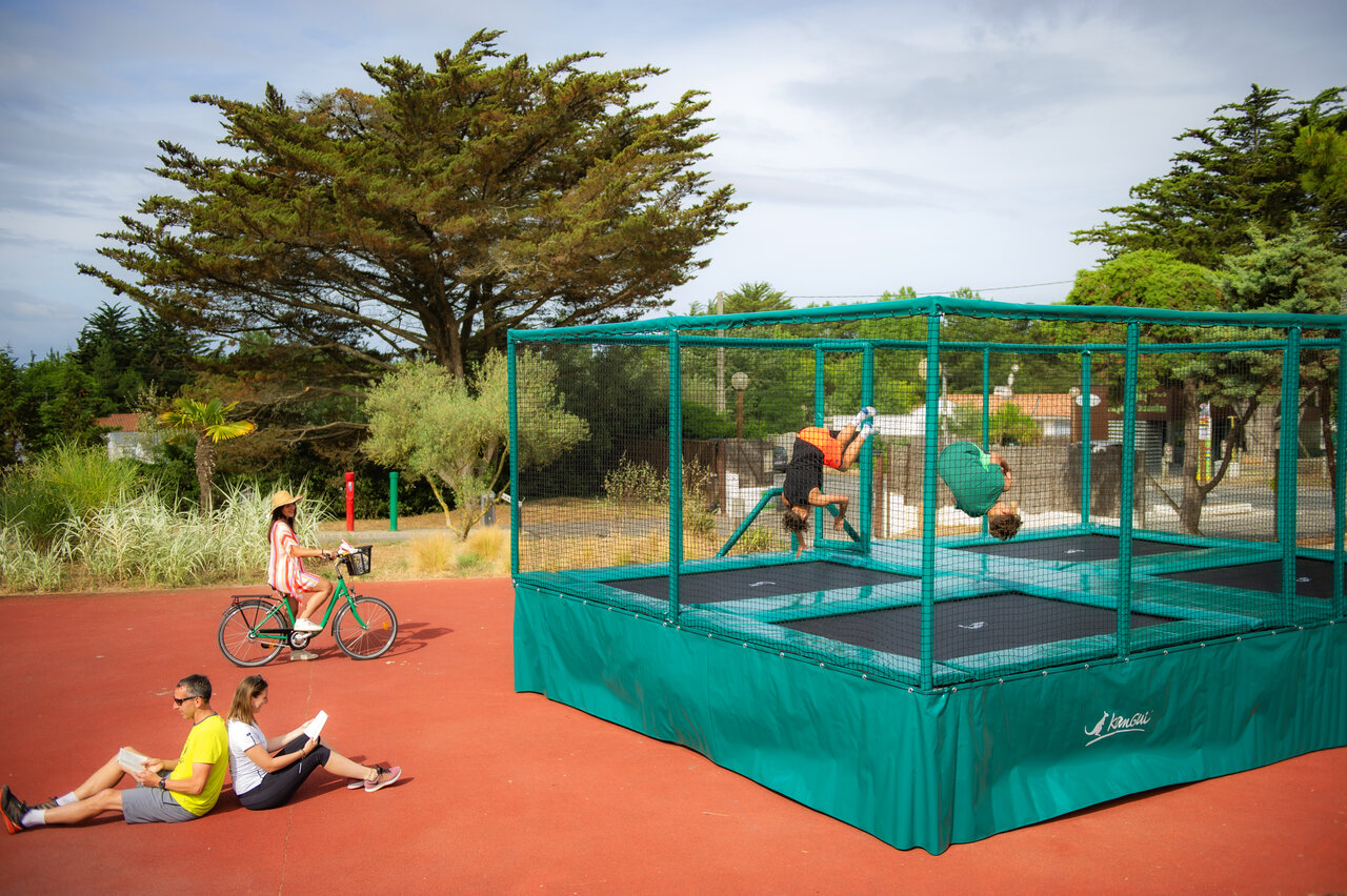 Trampolines, kinderen en volwassenen op camping CLICOCHIC Plage des Tonnelles Saint-Jean-de-Monts.