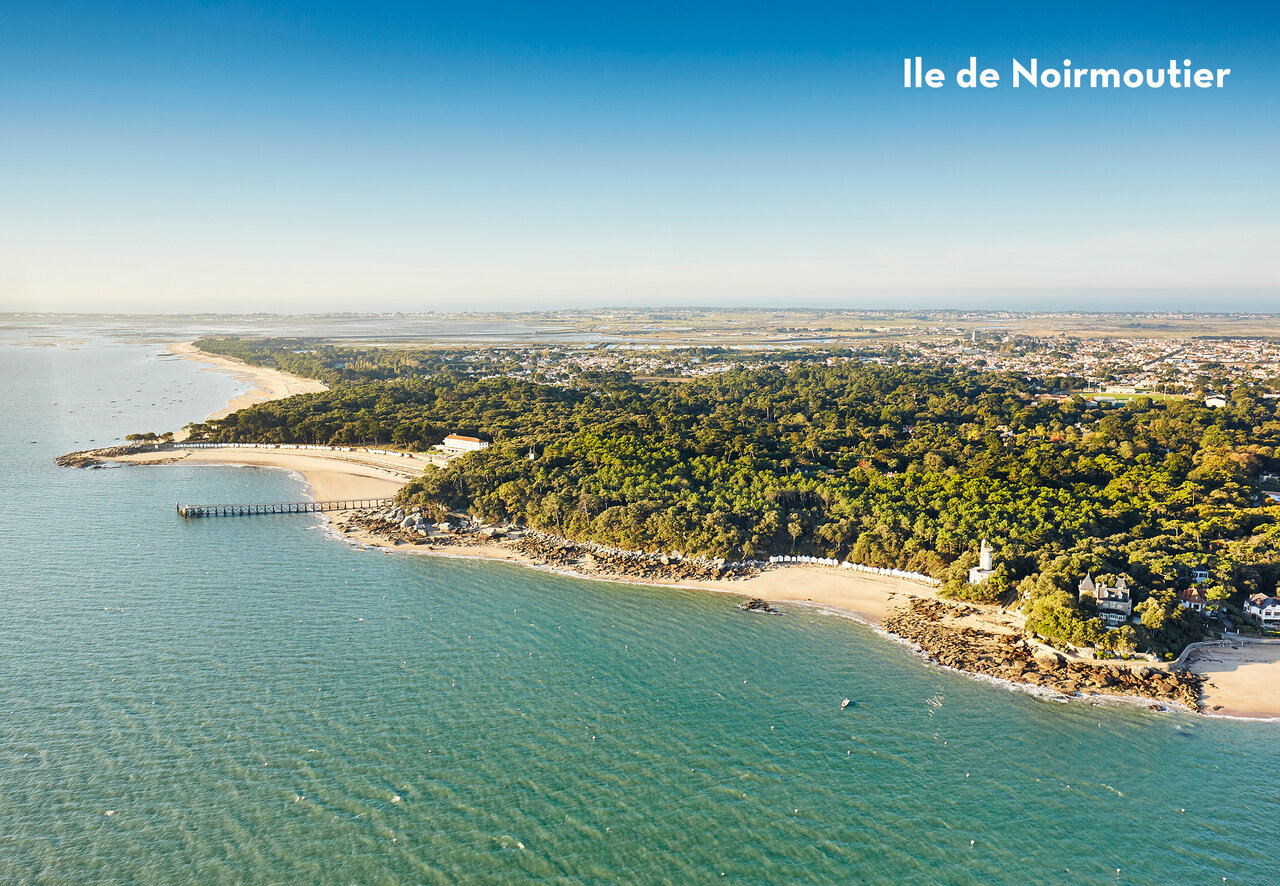 Luchtfoto van het eiland Noirmoutier, stranden en bossen, een plek om te bezoeken.