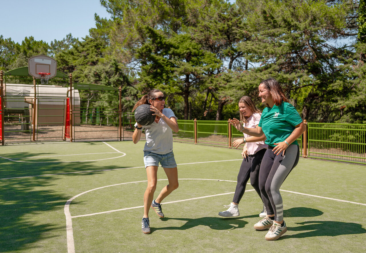 Basketbalwedstrijd op multisportterrein bij camping CLICOCHIC Plage des Tonnelles.
