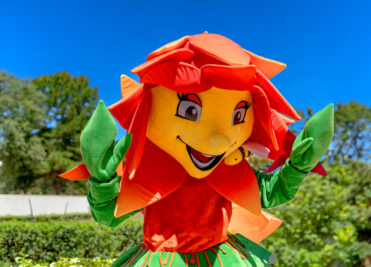 Lachende bloem mascotte voor animatie op camping CLICOCHIC Plage des Tonnelles.