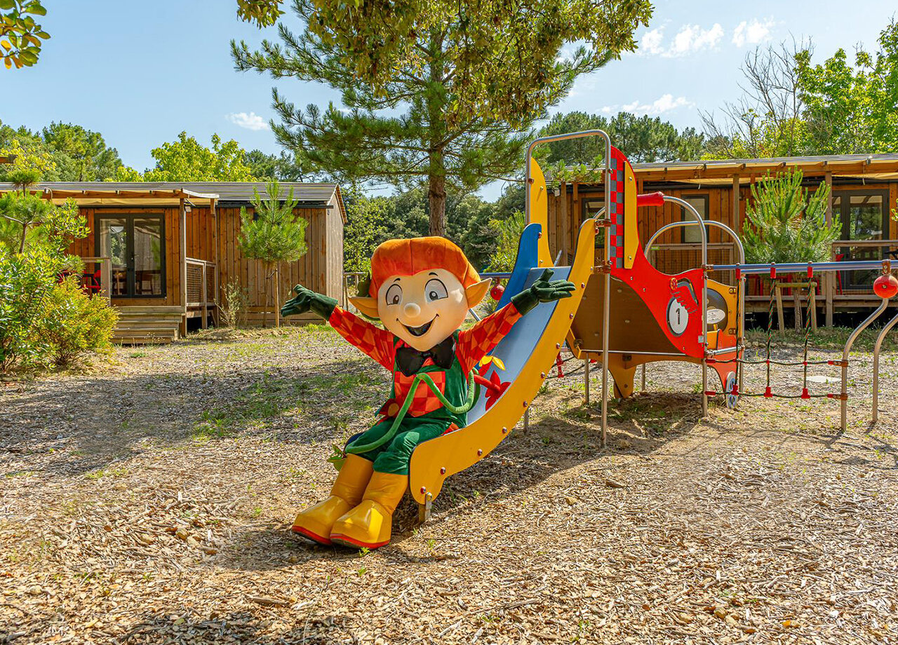 Mascotte op glijbaan, speeltuin op camping CLICOCHIC Plage des Tonnelles Saint-Jean-de-Monts.