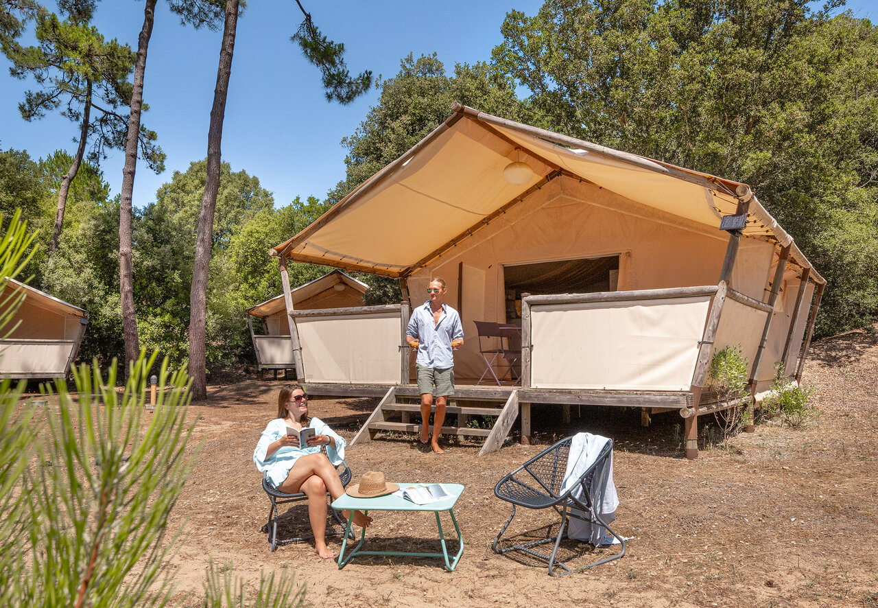 Ontspannen stel voor glamping lodgetent op camping CLICOCHIC Plage des Tonnelles (85).