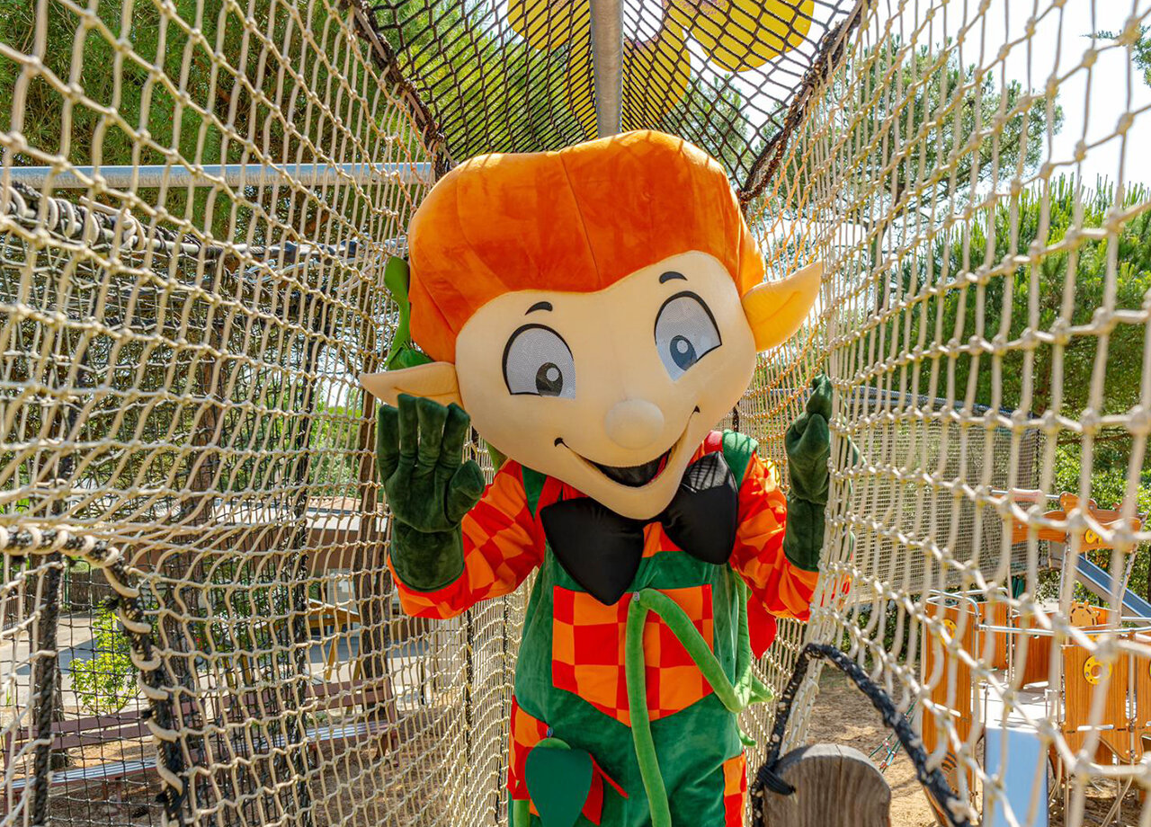 Lachende mascotte in net speeltunnel op camping CLICOCHIC Plage des Tonnelles.