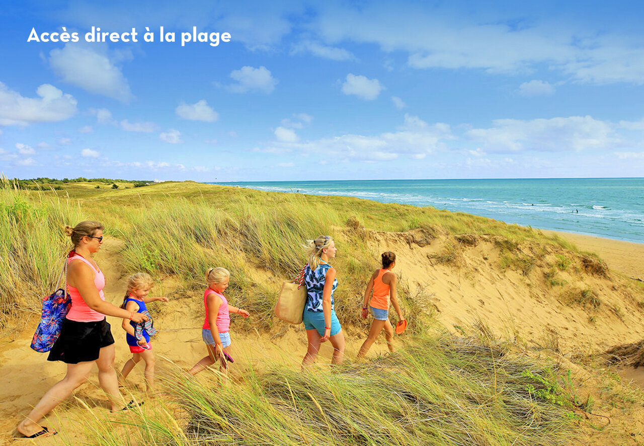 Familie op duinen, directe toegang strand op camping CLICOCHIC Plage des Tonnelles in Saint-Jean-de-Monts (85).
