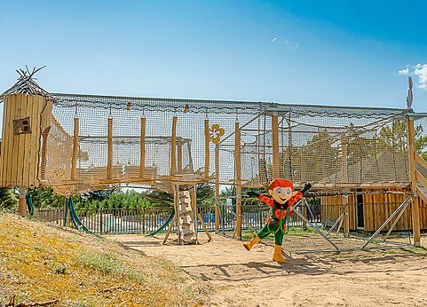 Avonturenparcours van netten en hout met mascotte op camping CLICOCHIC Plage des Tonnelles.