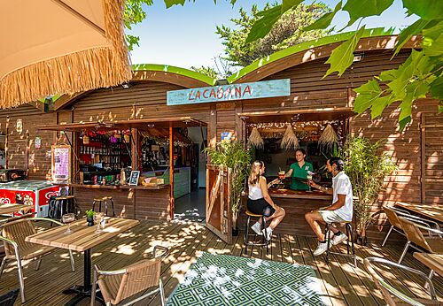 Bar La Cabana en houten terras op camping CLICOCHIC Plage des Tonnelles.