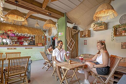 Tropische bar, cocktails op camping CLICOCHIC Plage des Tonnelles in Saint-Jean-de-Monts (85).
