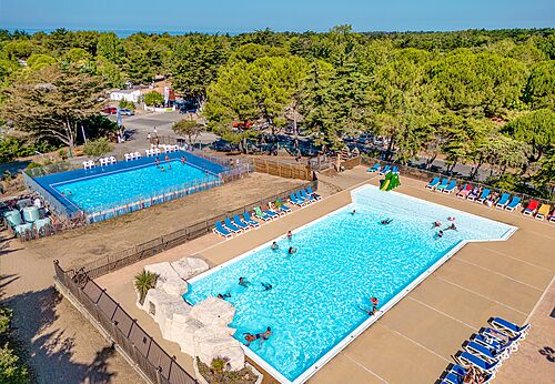 Buitenbaden, glijbaan op camping CLICOCHIC in Saint-Jean-de-Monts (85).