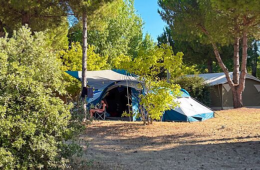 Familietent op schaduwrijke staanplaats camping CLICOCHIC Saint-Jean-de-Monts.