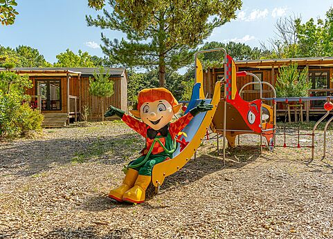 Mascotte op glijbaan van de speeltuin op camping CLICOCHIC Plage des Tonnelles.