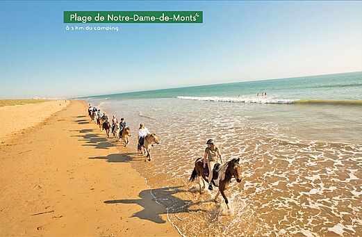 Paardrijden op het strand van Notre-Dame-de-Monts, Vendée, nabij de camping.