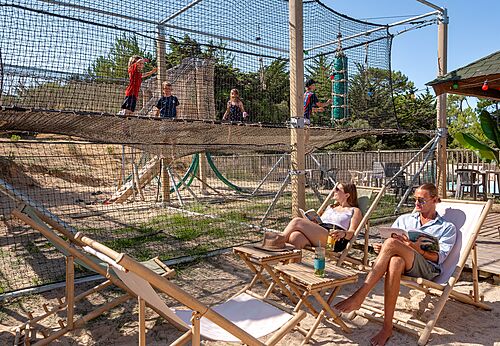 Netten speeltuin voor kinderen op camping CLICOCHIC Plage des Tonnelles.