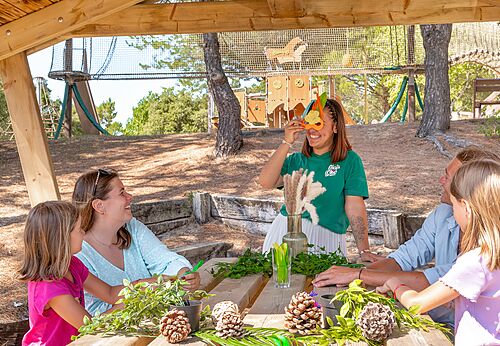 Creatieve activiteit voor kinderen en volwassenen onder afdak op camping CLICOCHIC Plage des Tonnelles in Saint-Jean-de-Monts (85).