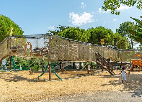 Grote speeltuin met nettenstructuur op camping CLICOCHIC Plage des Tonnelles.