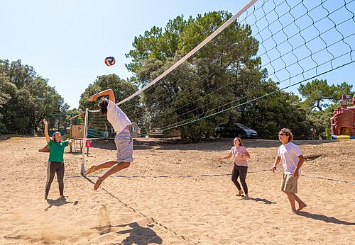 Beachvolleybal op camping CLICOCHIC Plage des Tonnelles in Saint-Jean-de-Monts (85).