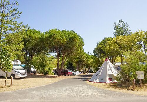 Tipi tent en schaduwrijke staanplaatsen op camping CLICOCHIC Plage des Tonnelles in Saint-Jean-de-Monts.