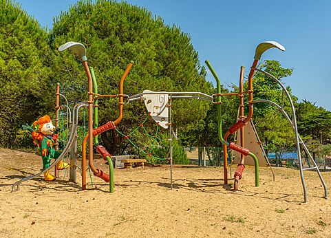 Kleurrijke kinderspeeltuin op camping CLICOCHIC Plage des Tonnelles in Saint-Jean-de-Monts.
