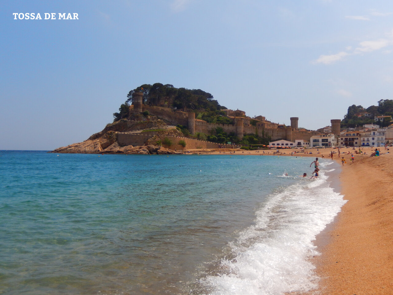 Strand van Tossa de Mar met de ommuurde Vila Vella, Costa Brava, Spanje.