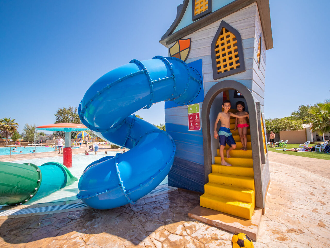 Waterglijbanen en kinderzwembad op camping CAPFUN Tordera-Nacions in Malgrat de Mar (08).