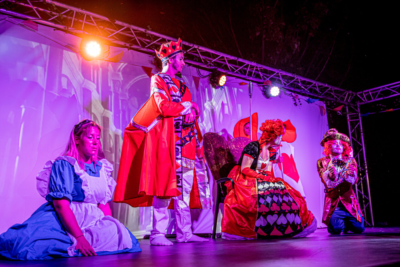 Verklede show Alice in Wonderland, avondanimatie op camping CAPFUN Tordera-Nacions.