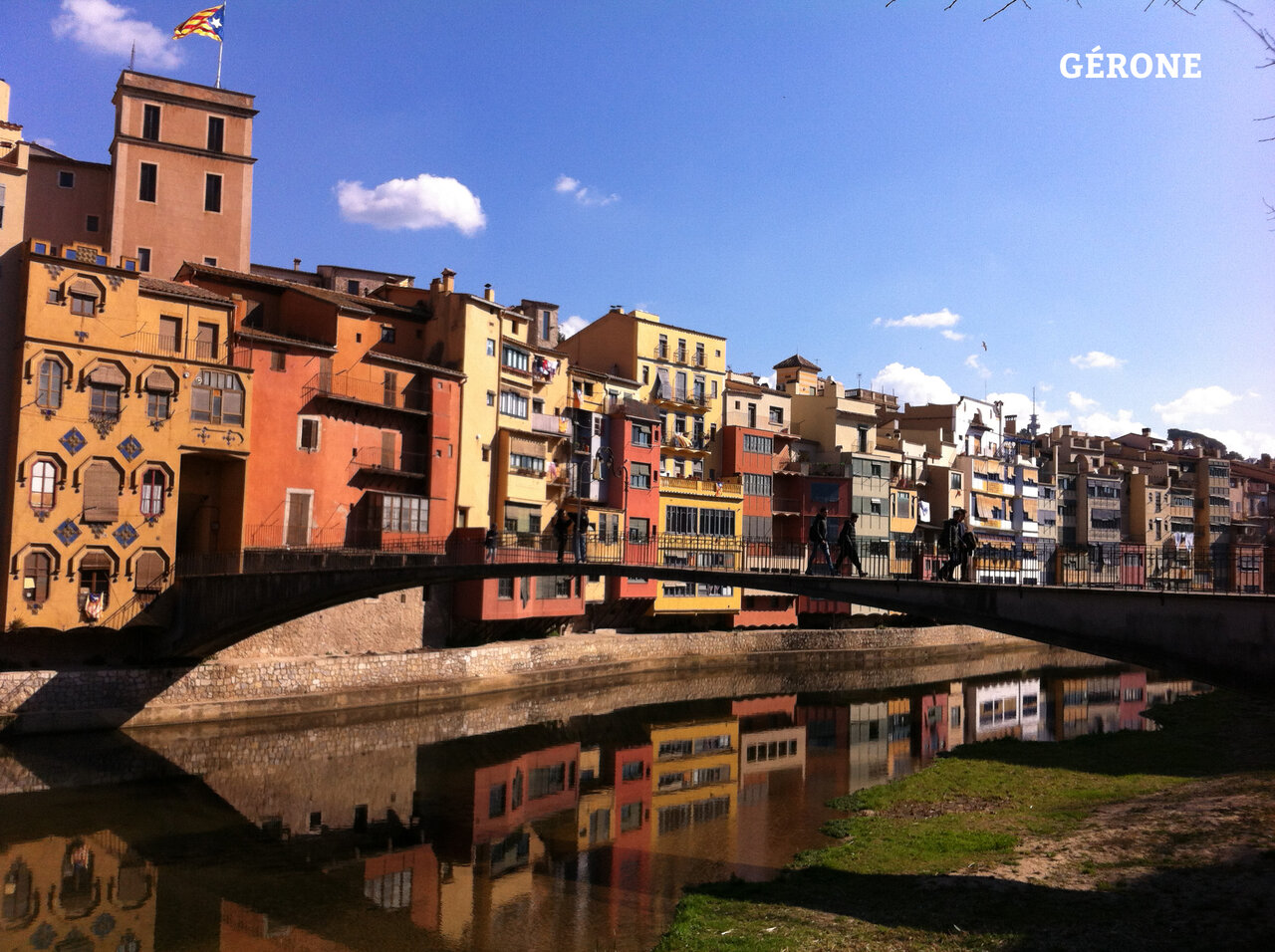 Kleurrijke huizen aan de Onyar rivier in Gerona, Cataloni�, een stad te bezoeken.