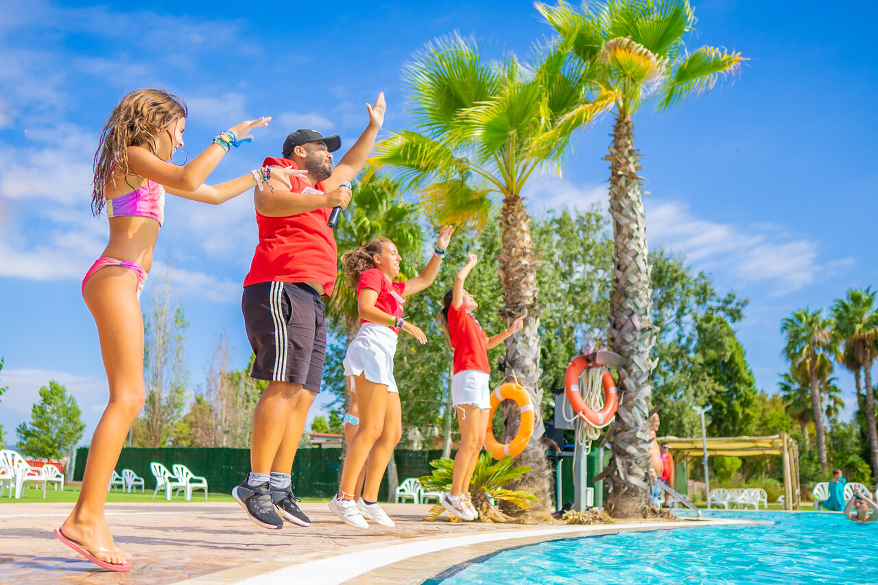 Dynamische animatie bij het zwembad op camping CAPFUN Tordera-Nacions.