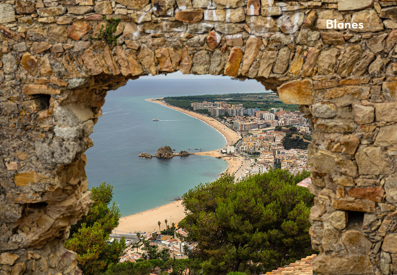 Panoramisch uitzicht op Blanes, kuststad met strand en Middellandse Zee.