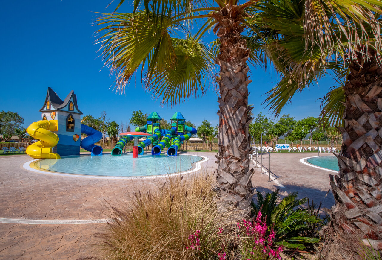 Waterpark met kleurrijke glijbanen en kinderzwembad op camping CAPFUN Tordera-Nacions in Malgrat de Mar (08).