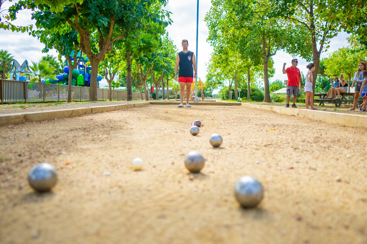 Petanquebaan met spelers en ballen op camping CAPFUN Tordera-Nacions in Malgrat de Mar (08).