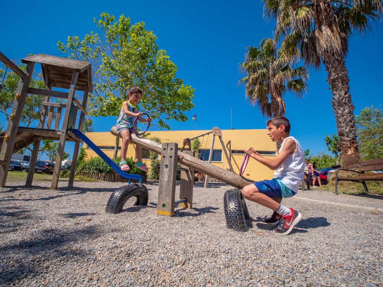 Speeltuin met kinderen op wipwap op camping CAPFUN Tordera-Nacions in Malgrat de Mar.
