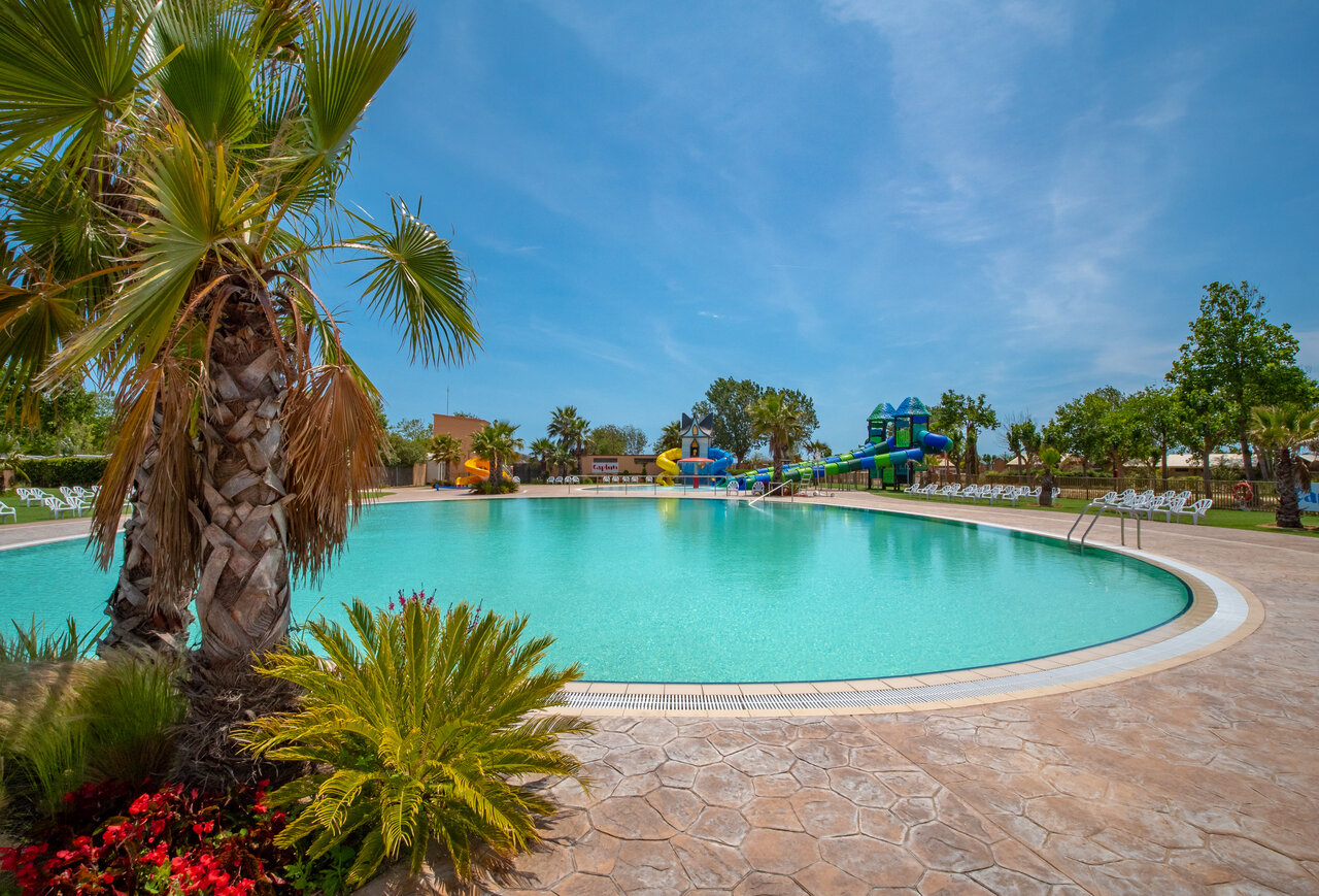 Groot buitenzwembad met waterglijbanen en speeltoestellen op camping CAPFUN Tordera-Nacions in Malgrat de Mar (08).