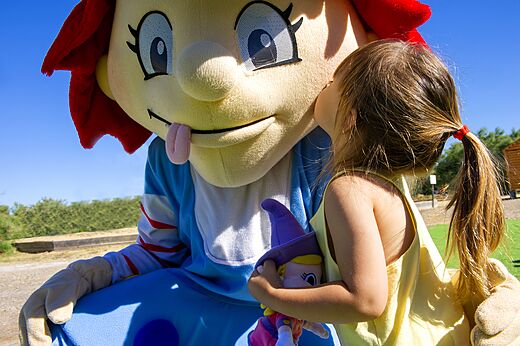 Campingmascotte en kind, animatie op CAPFUN Tordera-Nacions, Malgrat de Mar.
