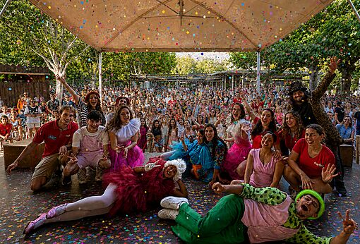 Animatieteam tijdens show met confetti en vrolijk publiek op camping CAPFUN Tordera-Nacions in Malgrat de Mar.