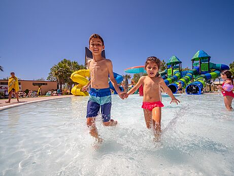Zwembad, kinderen, waterglijbanen op CAPFUN Tordera-Nacions, Malgrat de Mar (08).
