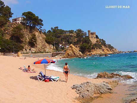 Strand van Lloret de Mar met middeleeuws kasteel, Costa Brava, Spanje.