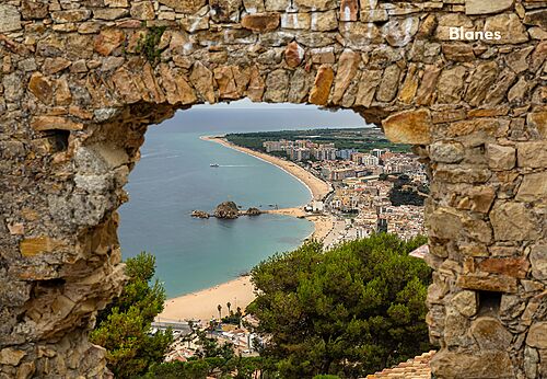 Panoramisch uitzicht op het strand en de stad Blanes, Costa Brava.