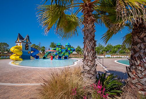 Waterglijbanen en kinderzwembad CAPFUN Tordera-Nacions in Malgrat de Mar (08).