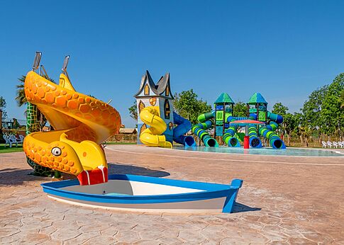Waterglijbanen en waterspellen op camping CAPFUN Tordera-Nacions in Malgrat de Mar.