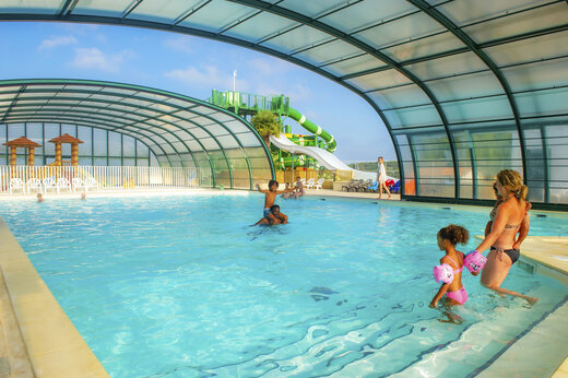 Overdekt zwembad en gigantische waterglijbaan op camping CAPFUN Celeste in Breuillet (17).