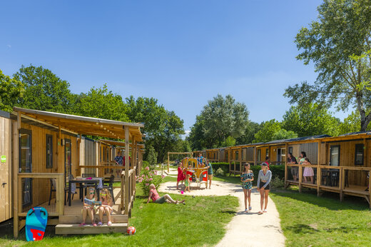 Stacaravans met terrassen en speeltuin op camping CAPFUN Celeste in Breuillet (17).